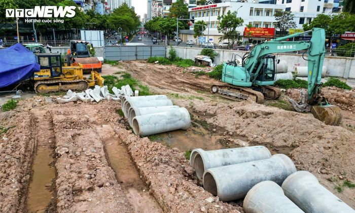 Từ trên cao có thể dễ dàng nhận thấy những khoảng đất rộng vừa được giải phóng tại khu vực nút giao gần chùa Trung Kính Hạ. 