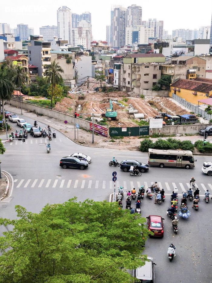Trước đó, địa phương đã hoàn tất việc di dời toàn bộ 82 ngôi mộ trước thời hạn 5 ngày. Cùng với đó, mặt bằng đoạn từ Khu đô thị mới Dịch Vọng ra phố Dương Đình Nghệ cũng được thông tuyến, tạo điều kiện thuận lợi cho các bước triển khai tiếp theo.