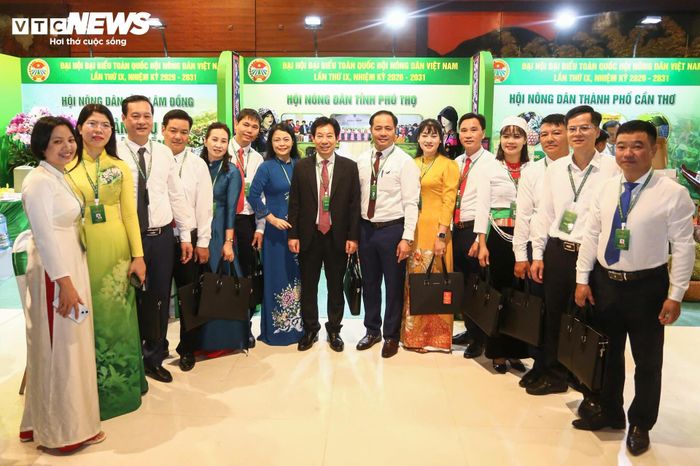 Đại hội đại biểu toàn quốc Hội Nông dân Việt Nam lần thứ IX, nhiệm kỳ 2026-2031 diễn ra trong bối cảnh đất nước bước vào kỷ nguyên mới. Toàn Đảng, toàn dân, toàn quân đang tích cực thi đua, triển khai thực hiện Nghị quyết Đại hội XIV của Đảng và các nghị quyết chiến lược về phát triển kinh tế - xã hội của Bộ Chính trị. Các cấp Hội Nông dân và giai cấp nông dân Việt Nam nỗ lực thi đua triển khai các hoạt động, góp phần thực hiện thắng lợi các chỉ tiêu, nhiệm vụ các nghị quyết quan trọng đã đề ra.