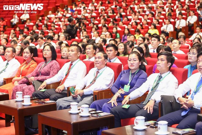 Dự Đại hội có gần 600 đại biểu là cán bộ, hội viên nông dân tiêu biểu, đại diện cho ý chí, nguyện vọng và trí tuệ của hơn 10 triệu cán bộ, hội viên nông dân cả nước.