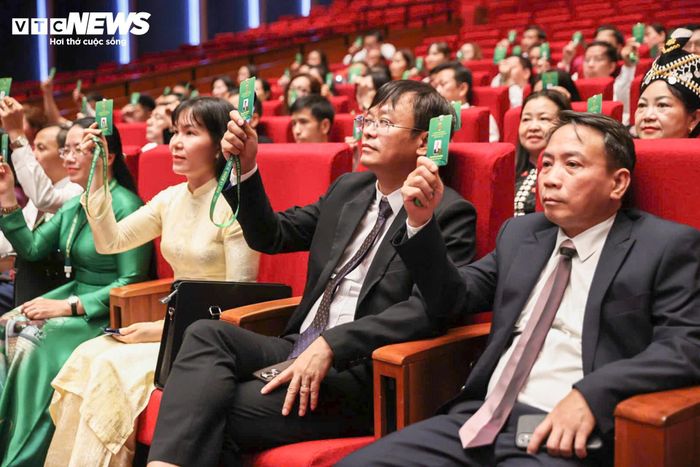 Các đại biểu biểu quyết thông qua chương trình Đại hội.