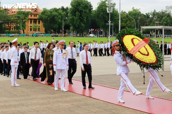 Trước đó, Đoàn đại biểu dự Đại hội đã vào Lăng viếng Chủ tịch Hồ Chí Minh, do ông Lương Quốc Đoàn, Ủy viên Trung ương Đảng, Chủ tịch Ban Chấp hành Trung ương Hội Nông dân Việt Nam, dẫn đầu.