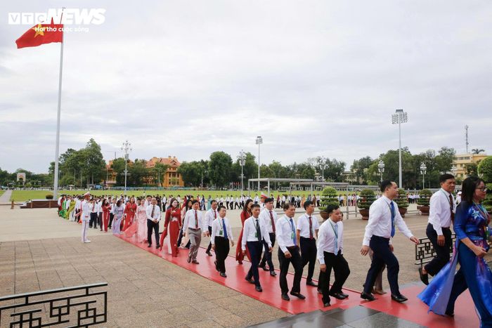 Các đại biểu vào viếng Chủ tịch Hồ Chí Minh.