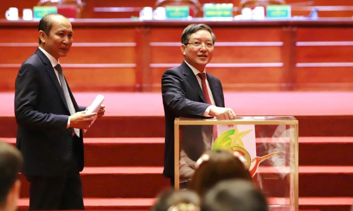 Chủ tịch Ban Chấp hành Trung ương Hội Nông dân Việt Nam khóa VIII Lương Quốc Đoàn bỏ phiếu bầu Ban Chấp hành Trung ương Hội Nông dân Việt Nam lần thứ IX. (Ảnh: Đắc Huy)