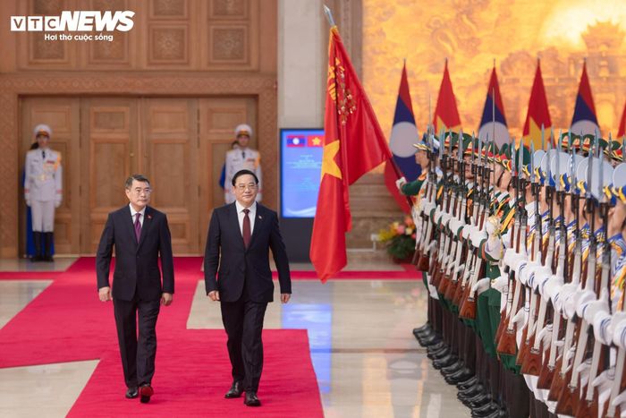 Thủ tướng Lê Minh Hưng và Thủ tướng nước Cộng hòa Dân chủ Nhân dân Lào Sonexay Siphandone duyệt Đội danh dự Quân đội nhân dân Việt Nam.
