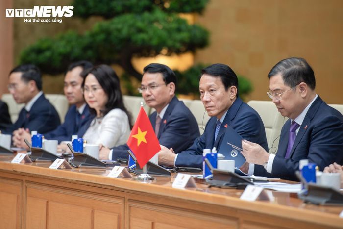 Việt Nam và Lào thiết lập quan hệ ngoại giao ngày 5/9/1962. Tháng 12/2025, trên cơ sở kế thừa và phát huy truyền thống quan hệ đoàn kết đặc biệt giữa hai nước, hai bên nhất trí làm sâu sắc nội hàm quan hệ Việt Nam - Lào lên tầm cao mới, là quan hệ: "Hữu nghị vĩ đại, đoàn kết đặc biệt, hợp tác toàn diện, gắn kết chiến lược", thể hiện tầm nhìn chung, lợi ích chiến lược đan xen và định hướng đồng hành lâu dài vì phát triển bền vững, tự cường và thịnh vượng chung của hai dân tộc.