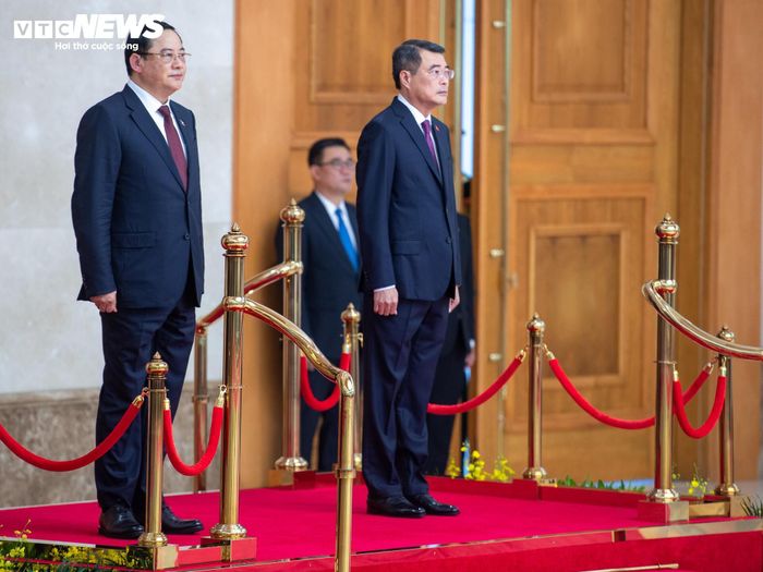 Thủ tướng Lê Minh Hưng và Thủ tướng nước Cộng hòa Dân chủ Nhân dân Lào Sonexay Siphandone thực hiện nghi lễ chào cờ hai nước.