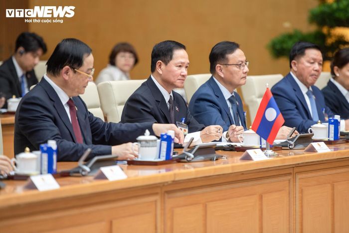 Kim ngạch thương mại song phương tăng trưởng liên tục nhiều năm và lần đầu tiên đạt mốc 3 tỷ USD năm 2025. Việt Nam mỗi năm cấp hàng nghìn suất học bổng cho lưu học sinh Lào. Hàng chục nghìn cán bộ, sinh viên Lào đã và đang học tập tại Việt Nam, tạo nguồn nhân lực và cầu nối hợp tác lâu dài.