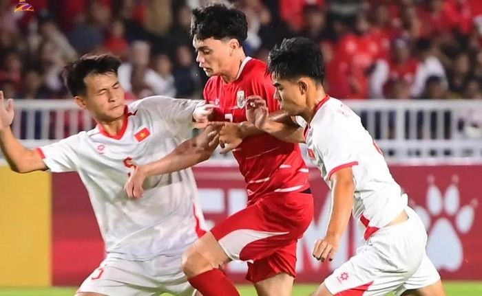 Trận đấu giữa U19 Việt Nam và U19 Indonesia diễn ra trong bầu không khí căng thẳng ở những phút cuối. (Ảnh: ASEAN FOOTBALL)