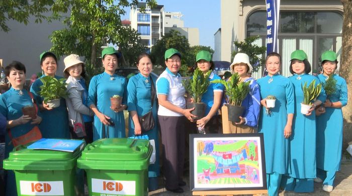 Hội viên phụ nữ xã Đông Anh tham gia chương trình đổi rác thải tái chế lấy cây xanh, góp phần nâng cao ý thức bảo vệ môi trường và xây dựng nếp sống xanh trong cộng đồng. Ảnh:MK