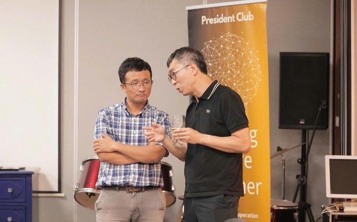 TS Nguyễn Quốc Hưng (áo kẻ), Viện trưởng Viện Công nghệ lượng tử, Đại học Quốc gia Hà Nội