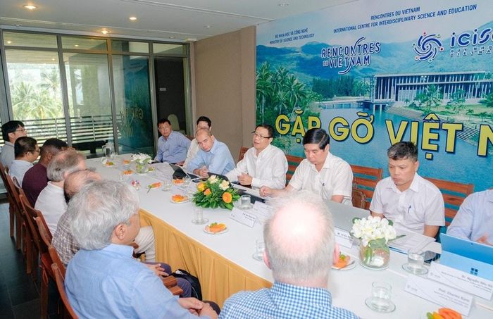 Thứ trưởng Bộ Khoa học và Công nghệ Lê Xuân Định trao đổi với các nhà khoa học thế giới trong lĩnh vực vật lý lượng tử, vật chất ngưng tụ và vật liệu lượng tử