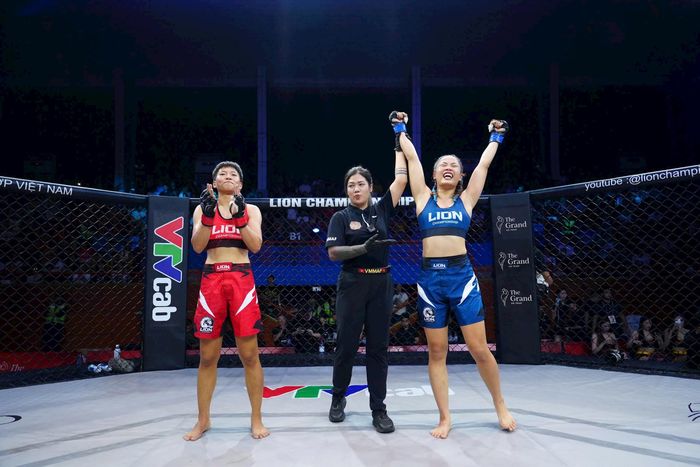Võ Nguyễn Ngọc Linh (xanh) giành chiến thắng trước Trần Lê Phi Khanh. Ảnh MMA