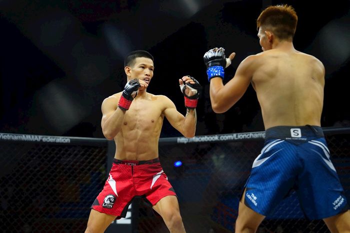 Bùi Trường Sinh (quần đỏ) hạ knock-out võ sĩ Philippines bằng cú đá sở trường. Ảnh MMA