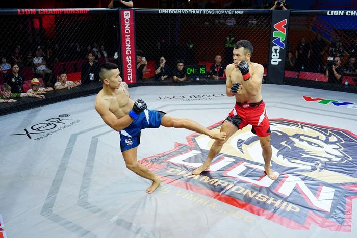 Võ sĩ Phạm Anh Đức (đỏ) đánh bại Đinh Chí Công bằng đòn bẻ tay. Ảnh MMA
