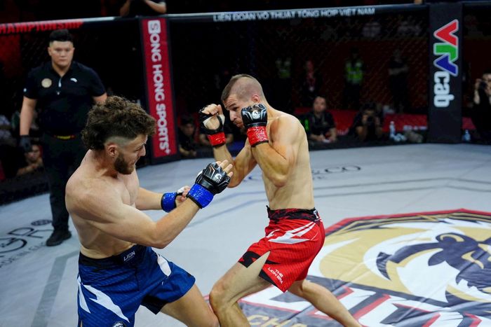 Daniel O'Rourke (đỏ) đánh bại võ sĩ Nam Phi Sloan Venter bằng đòn siết cổ. Ảnh MMA