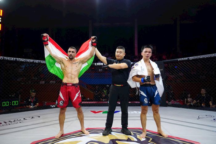 Võ sĩ Tajikistan Siyovush Gulmamadov (đỏ) thắng tính điểm trước Lê Nguyên Phúc. Ảnh MMA