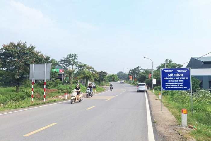 Hát Môn là một trong các xã đăng ký với thành phố Hà Nội hoàn thành xây dựng nông thôn mới năm 2026. Trong ảnh: Tuyến đường “Ba nhất” ở xã Hát Môn.