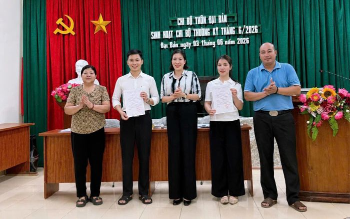 Lãnh đạo xã Thuận An và đại diện cấp ủy thôn Đại Bản trao quyết định công nhận đảng viên chính thức cho 2 đảng viên mới của Chi bộ. Ảnh: Vân Thư