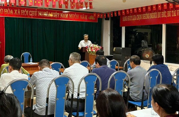Phó Bí thư Thường trực Đảng ủy xã Thuận An Đào Xuân Trường phát biểu tại buổi sinh hoạt Chi bộ tổ dân phố số 1. Ảnh: Vân Thư