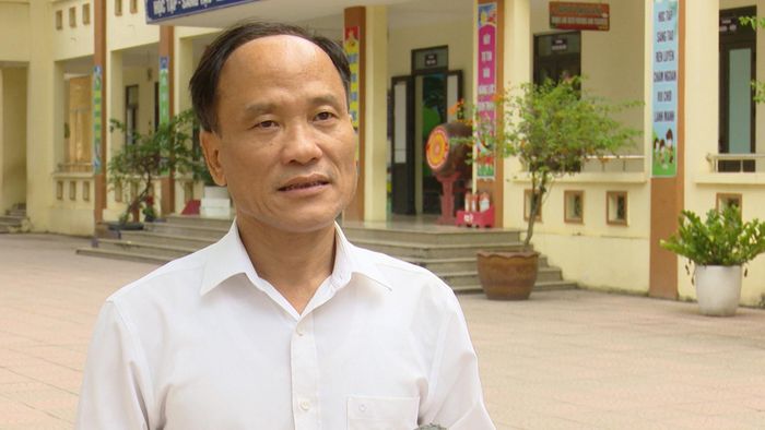Thầy Nguyễn Trí Sang, Hiệu trưởng Trường Tiểu học Phú Châu, xã Vật Lại, thành phố Hà Nội chia sẻ với phóng viên. Ảnh: Thái Trọng
