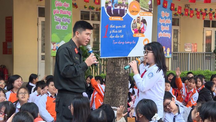 Công an thành phố tổ chức tuyên truyền pháp luật về phòng chống xâm hại và bạo lực học đường tại trường Tiểu học Dịch Vọng B, phường Nghĩa Đô. Ảnh: Thành Công