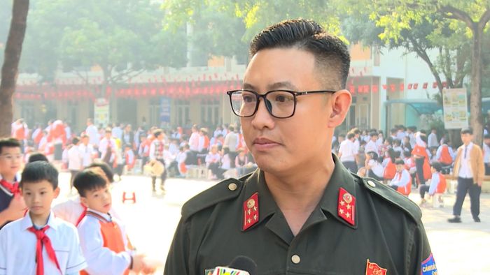 Đại úy Ngô Quang Diệm, Phó Bí thư Đoàn Thanh niên Phòng Cảnh sát cơ động - CATP Hà Nội trong môht buổi tuyên truyền. Ảnh: Thành Công