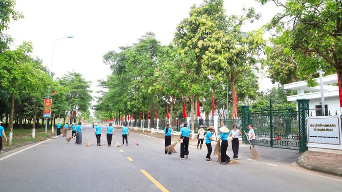 Sau lễ phát động, các đại biểu cùng nhân dân ra quân vệ sinh môi trường. Ảnh: PV