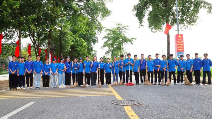 Phong trào "Toàn dân chung tay bảo vệ môi trường, vì Thủ đô xanh - sạch - đẹp" trên địa bàn xã Quang Minh nhận được sự hưởng ứng tích cực. Ảnh: PV