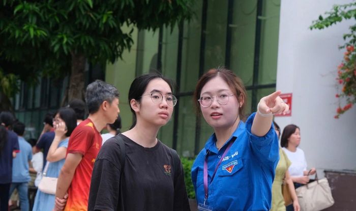 Thí sinh được chỉ dẫn chu đáo tại các điểm thi. Ảnh: NB