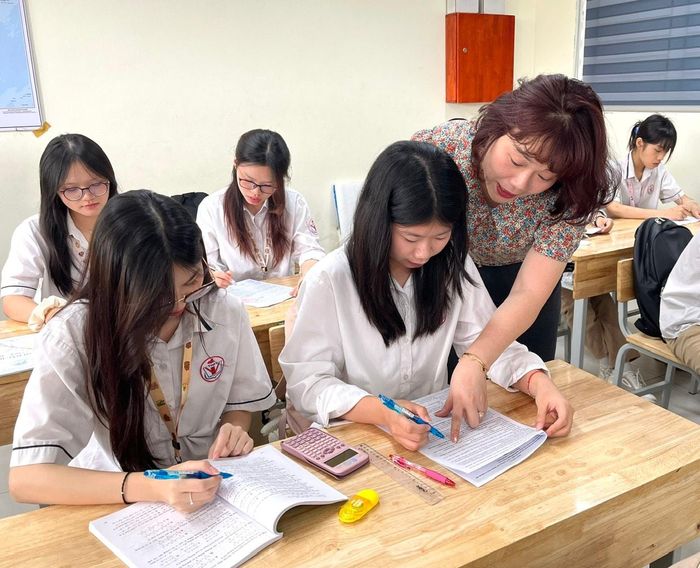 Cô và trò Trường THPT Yên Viên trong giờ ôn tập chuẩn bị cho kỳ thi tốt nghiệp THPT năm 2026. Ảnh: Lê Nguyễn 