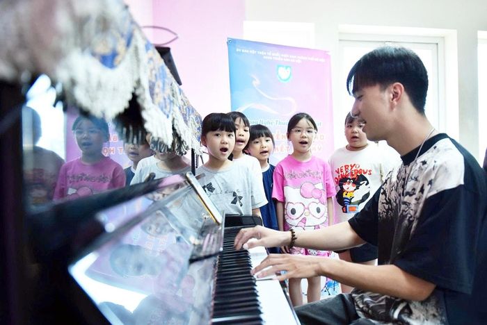 Hào hứng rèn luyện thanh nhạc.