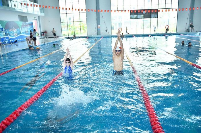 Bể bơi rộng rãi, hiện đại là địa điểm tập luyện lý tưởng của các em thiếu nhi.