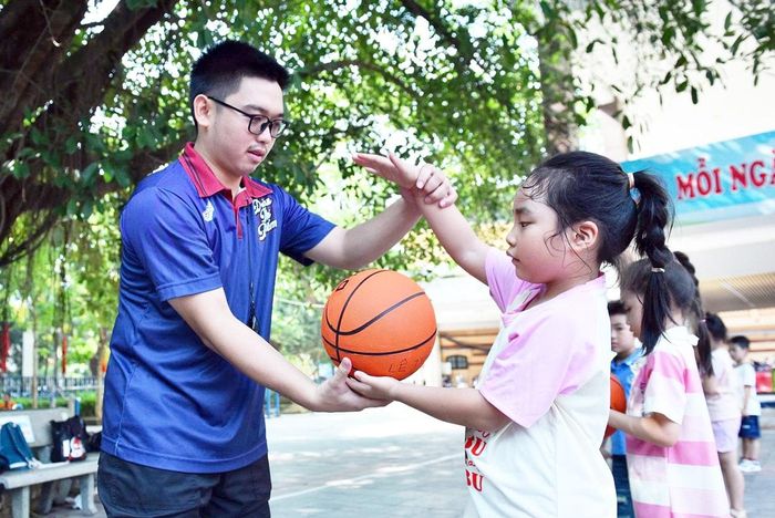 Các em được rèn luyện kỹ năng chơi bóng rổ sao cho đúng cách.