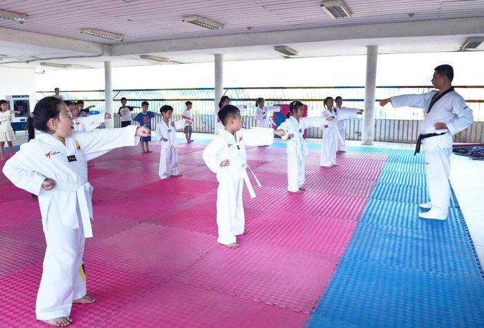 Lớp học võ thu hút rất đông các em thiếu nhi tham gia nhằm rèn luyện sức khỏe trong kỳ nghỉ hè.