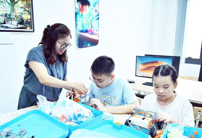 Lớp Robot - Huna tại Cung Thiếu nhi Hà Nội là môi trường lý tưởng để các em nhỏ khám phá thế giới công nghệ một cách sinh động và hấp dẫn.