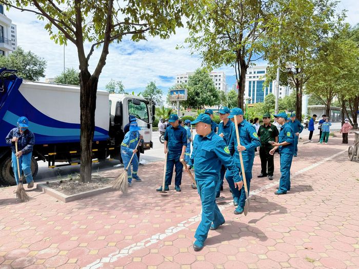 Đoàn viên thanh niên và dân quân tự vệ tham gia tổng vệ sinh, góp phần giữ gìn mỹ quan đô thị.