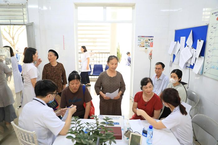 Khám sức khỏe miễn phí cho người dân xã Yên Lãng (Hà Nội). Ảnh: Phạm Hùng