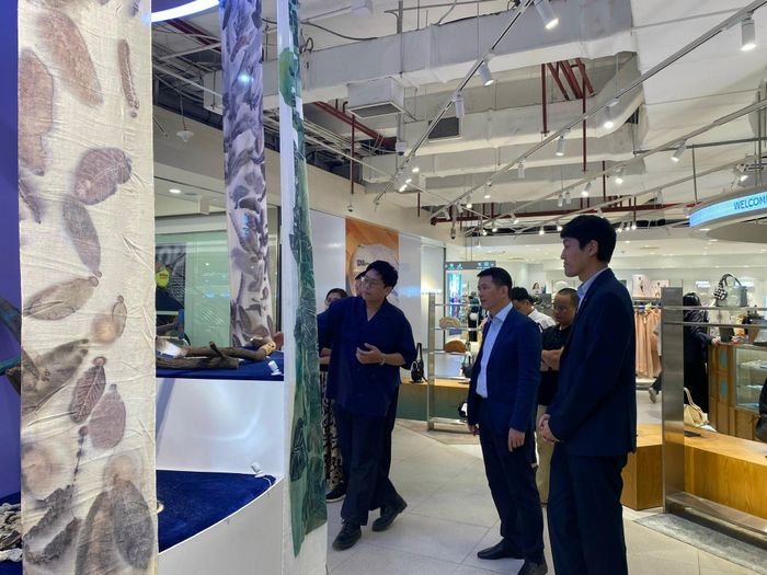 Các đại biểu tham quan triển lãm. Ảnh: Hồng Hà