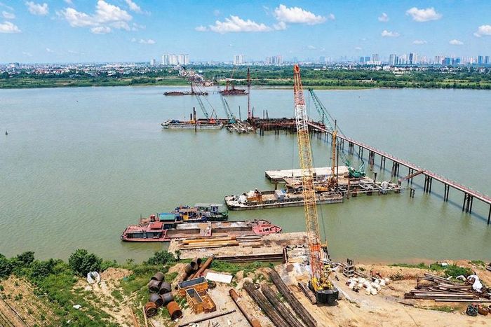 Trên công trường cầu Ngọc Hồi, hàng chục mũi thi công đang bám sát tiến độ. Ảnh: Phạm Hùng