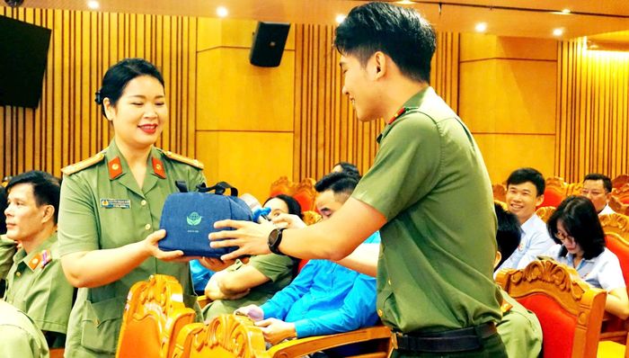 Đoàn viên Công đoàn Công an nhân dân nhận phần thưởng trả lời đúng câu hỏi giao lưu. Ảnh: B.Duy