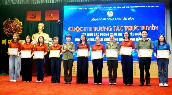 Đại tá Công Thanh Thảo - Trưởng ban Ban Công đoàn Công an nhân dân trao khen thưởng cho Top 10 thí sinh xuất sắc. Ảnh: B.Duy