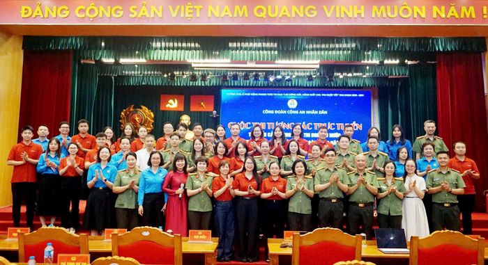 Các thí sinh dự thi chụp ảnh lưu niệm với Ban Tổ chức. Ảnh: B.Duy