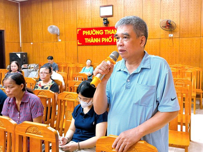Ông Phạm Văn Trọng, ngõ 214 Nguyễn Xiển, nêu ý kiến. Ảnh: PV