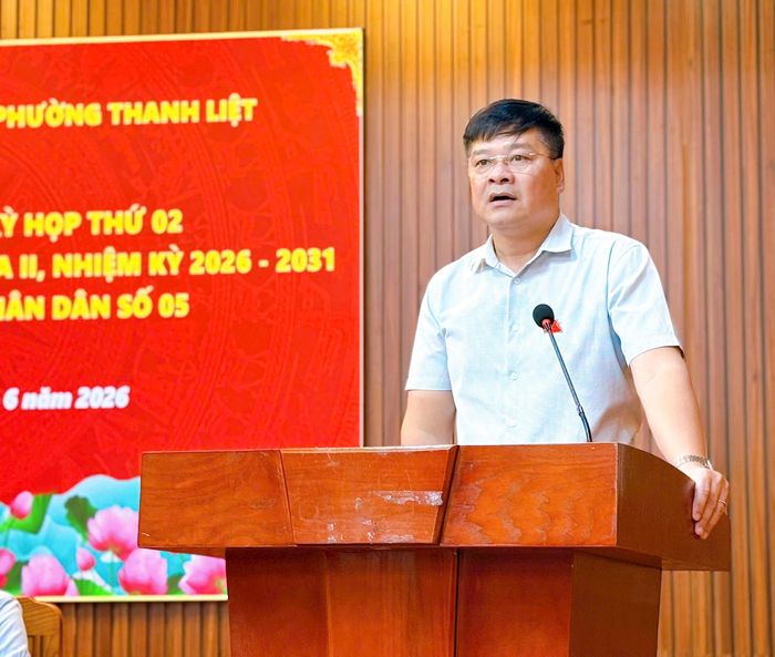 Phó Chủ tịch UBND phường, Tổ trưởng Tổ đại biểu HĐND phường số 5 Nguyễn Anh Tuấn trực tiếp trao đổi, làm rõ nhiều nội dung thuộc thẩm quyền. Ảnh: PV