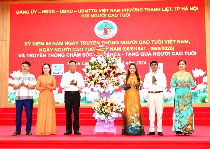 Lãnh đạo phường tặng hoa chúc mừng Hội Người cao tuổi. Ảnh: PV