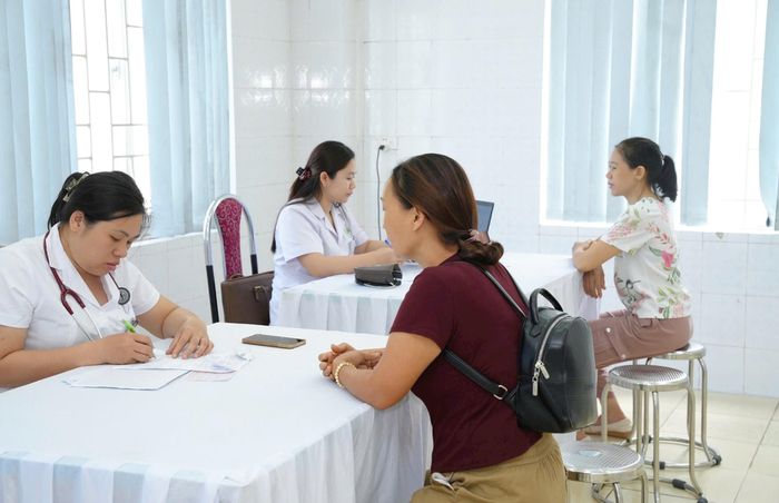 Khám sức khỏe cho người dân tại chương trình. Ảnh: BTC