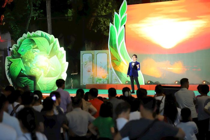 Tiết mục biểu diễn ý nghĩa của ca sĩ Trọng Tấn. Ảnh: Việt Hùng
