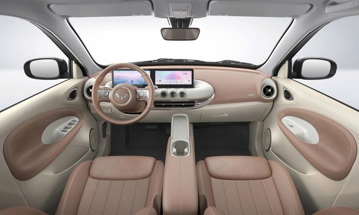 Wuling Bingo được trang bị màn hình kép 10,25 inch, cần số điện tử phía sau vô-lăng và hệ thống camera 360 độ trên các phiên bản cao cấp.