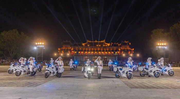 Điểm nhấn trong Lễ khai mạc Hội thao là chương trình thực binh biểu dương lực lượng được dàn dựng công phu, kết hợp đồng bộ âm thanh, ánh sáng hiện đại, màn bắn pháo hoa kéo dài 10 phút tạo không khí sôi động, hấp dẫn.